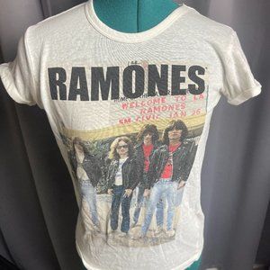 Size small the ramones graphic t shirt